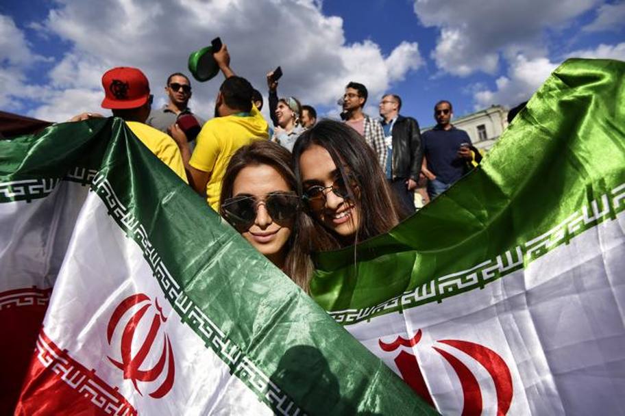 Due ragazze iraniane aspettano l&#39;inizio dei Mondiali. (LaPresse)